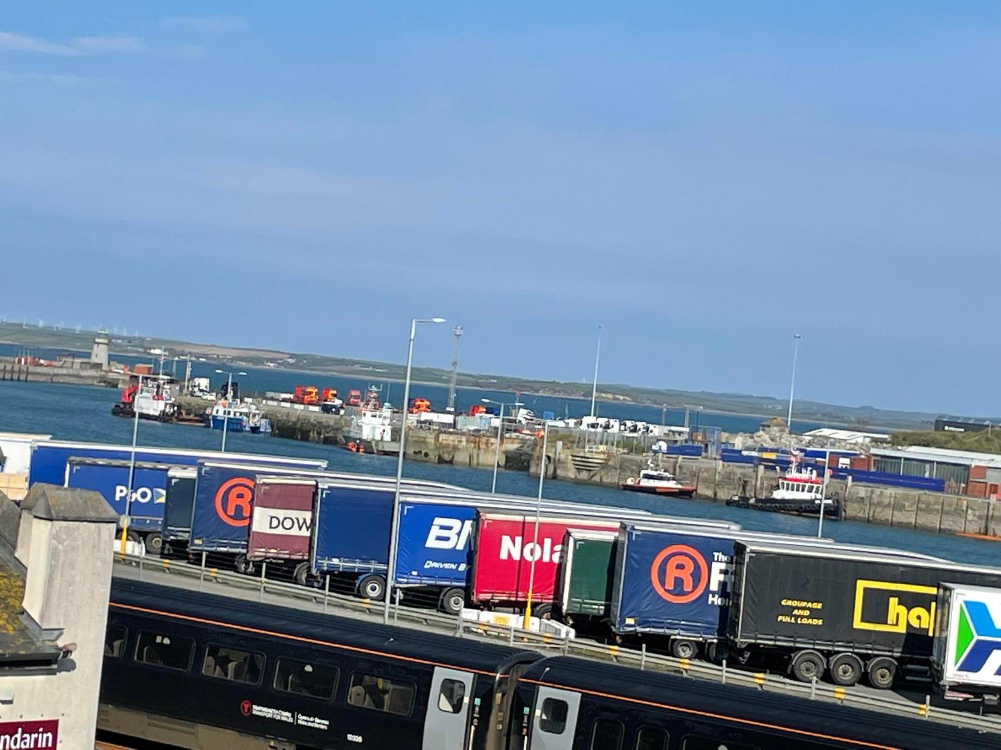 Harbour Watch Hotel Holyhead Bagian luar foto