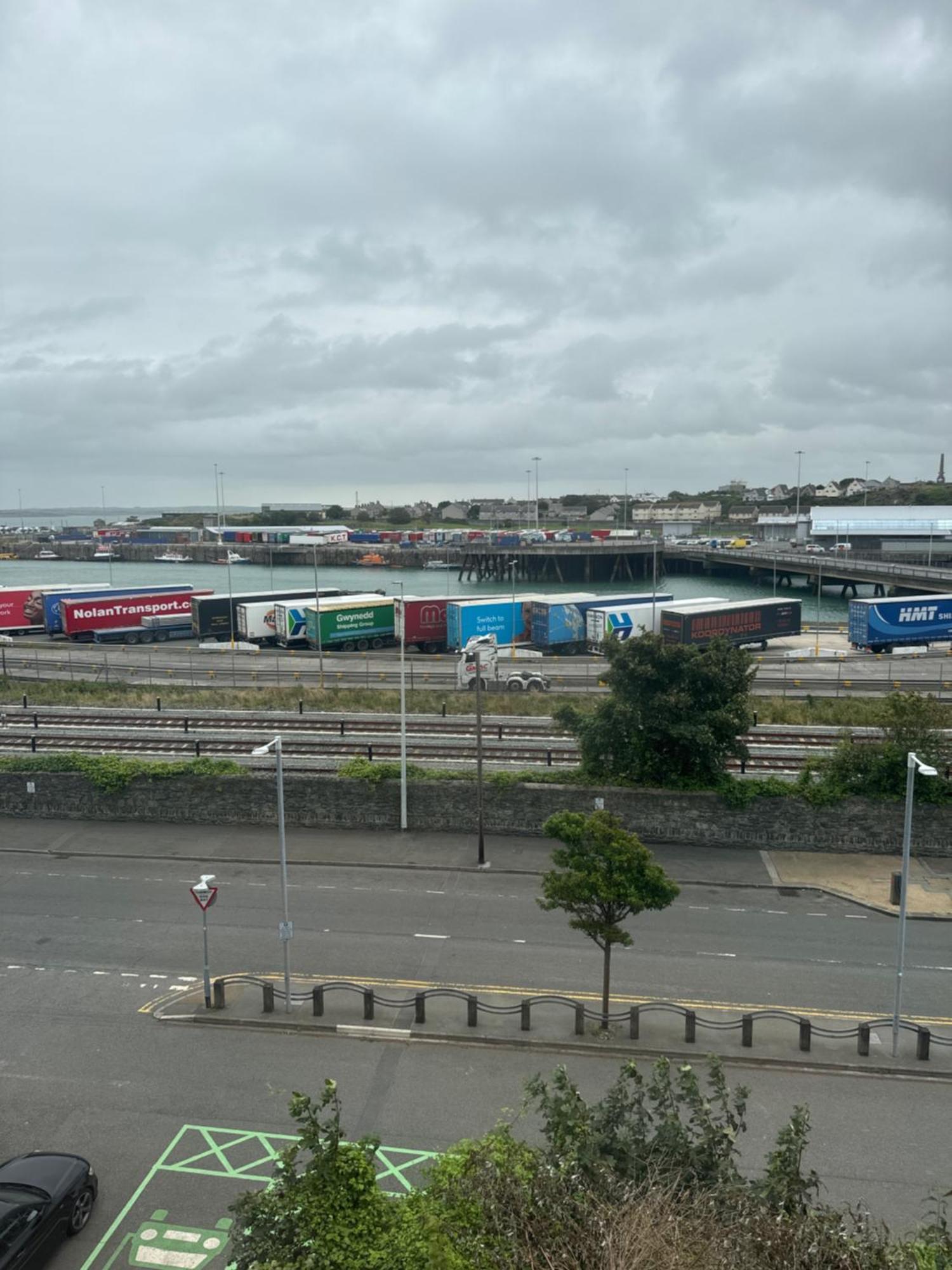 Harbour Watch Hotel Holyhead Bagian luar foto